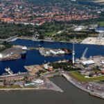 Vue aérienne du port de Wilhelmshaven avec ses quais, ses navires et les zones industrielles autour de la baie de Jade.