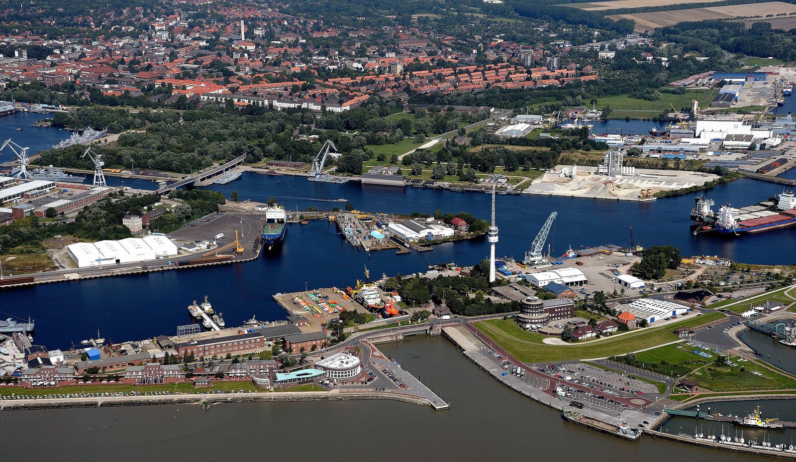 Vue aérienne du port de Wilhelmshaven avec ses quais, ses navires et les zones industrielles autour de la baie de Jade.
