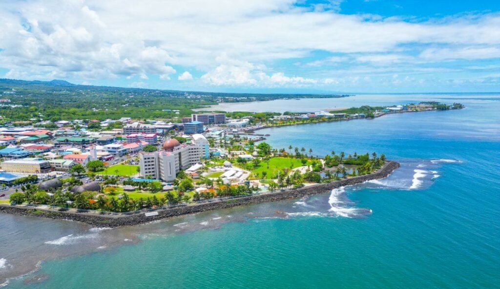 Vue aérienne de la péninsule de Mulinu’u à Apia avec le front de mer et les bâtiments de la capitale des Samoa
