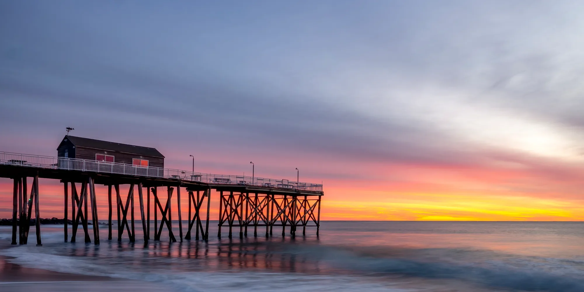 Jetée de pêche de Belmar au coucher du soleil sur la côte du New Jersey