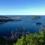 Vue panoramique de la baie de Jayapura avec le port, les collines verdoyantes et les îlots côtiers en Papouasie indonésienne