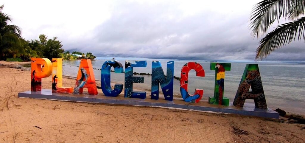 Lettre géante Placencia colorées sur une plage au Belize
