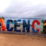 Lettre géante Placencia colorées sur une plage au Belize