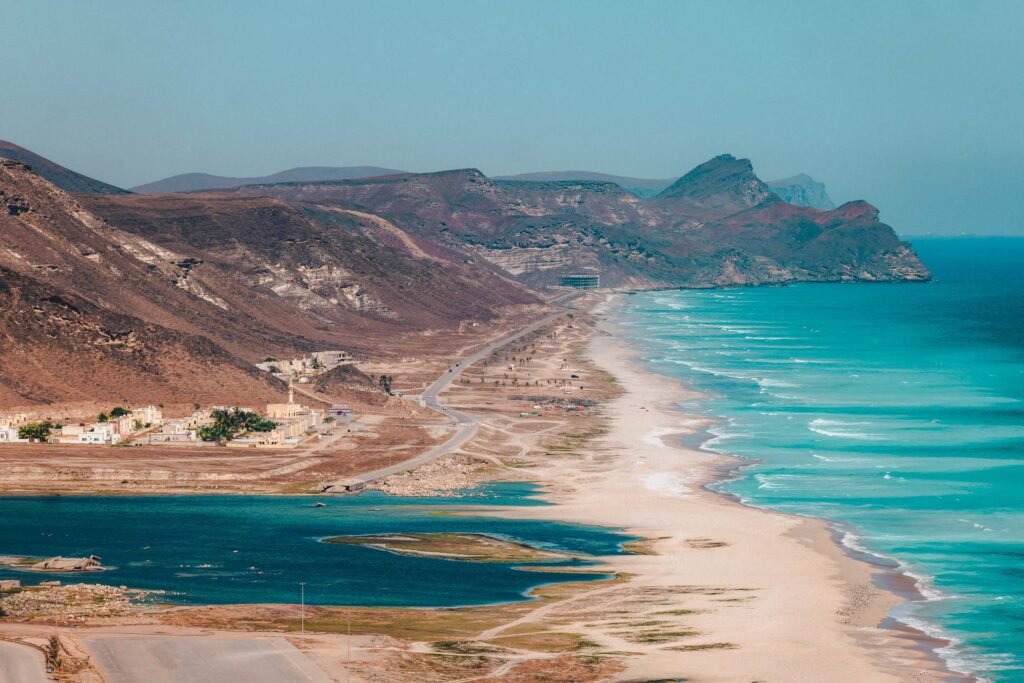 Plage de Salalah au Dhofar avec route côtière et montagnes