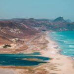 Plage de Salalah au Dhofar avec route côtière et montagnes