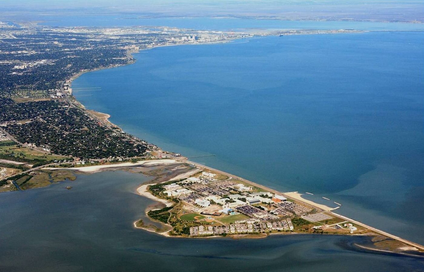 Vue aérienne de Corpus Christi montrant la baie, la côte texane et le Golfe du Mexique avec les zones lagunaires et urbaines.