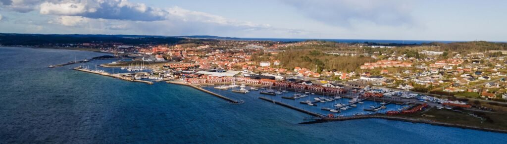Vue aérienne du port et de la ville d’Ebeltoft au Danemark, sur la côte du Kattegat