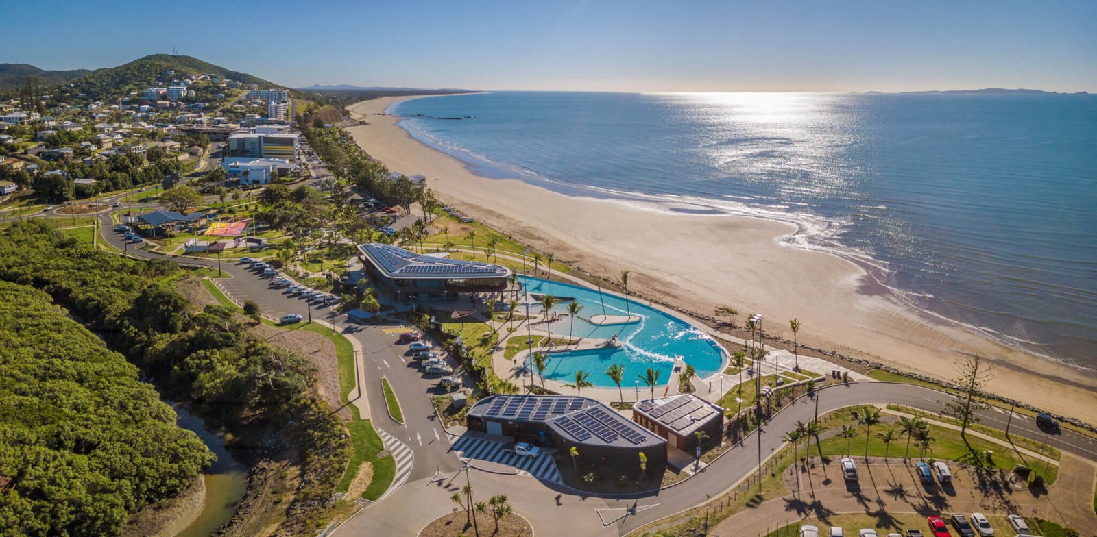 Vue aérienne de Yeppoon Lagoon et de la plage en bord de mer dans le Queensland en Australie