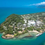 Vue aérienne de Port Douglas au Queensland, entre la mer de Corail, la marina et la côte tropicale australienne