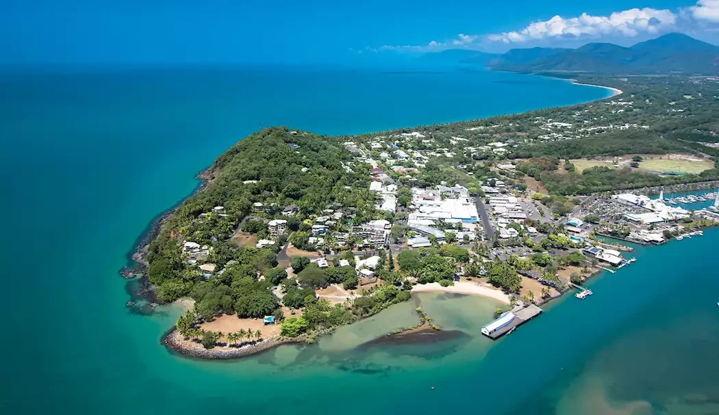 Vue aérienne de Port Douglas au Queensland, entre la mer de Corail, la marina et la côte tropicale australienne