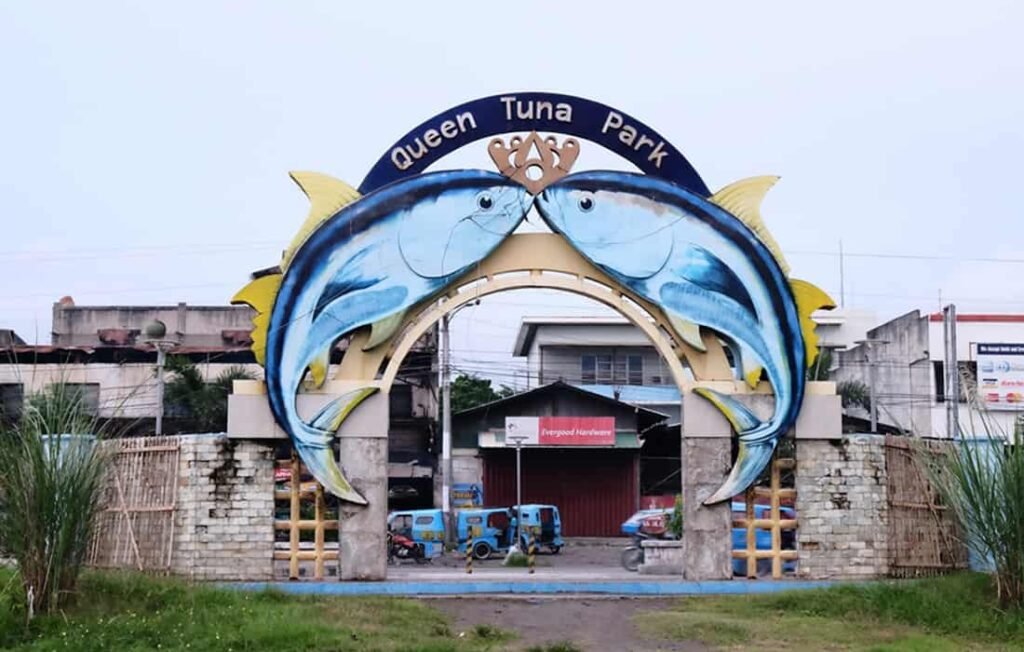 Entrée de Queen Tuna Park à General Santos avec deux thons peints formant une arche.