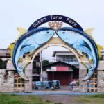 Entrée de Queen Tuna Park à General Santos avec deux thons peints formant une arche.
