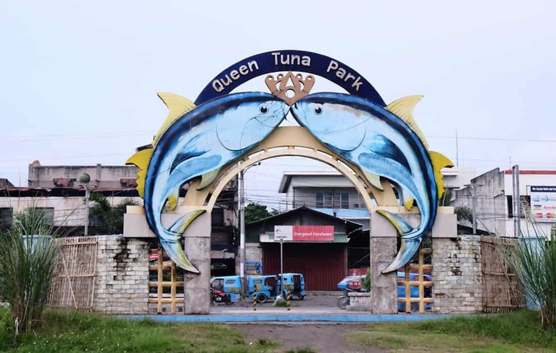 Entrée de Queen Tuna Park à General Santos avec deux thons peints formant une arche.
