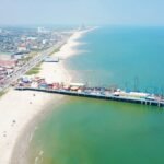 Vue aérienne de Galveston avec la Seawall et le Pleasure Pier s'avançant dans le golfe du Mexique