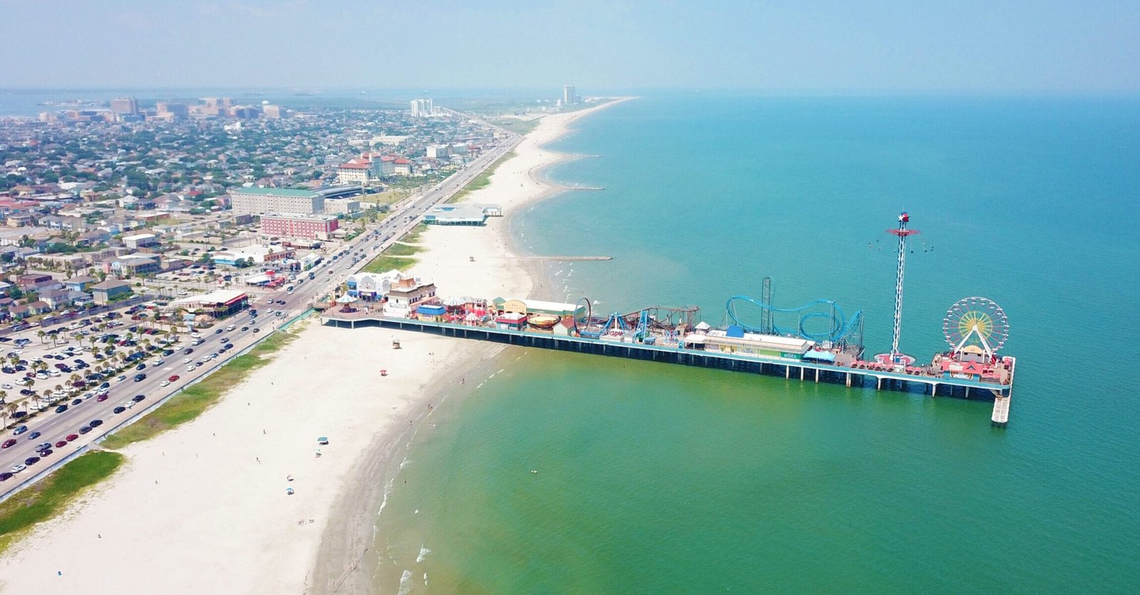 Vue aérienne de Galveston avec la Seawall et le Pleasure Pier s'avançant dans le golfe du Mexique