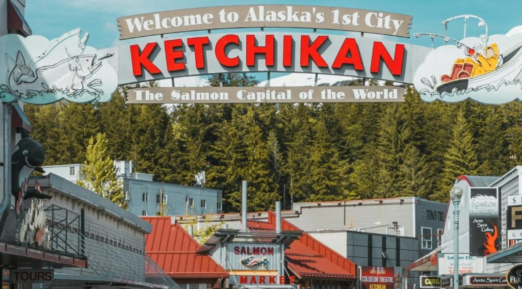 Vue du centre-ville de Ketchikan en Alaska avec le panneau Welcome to Alaska's 1st City et le Salmon Market en arrière-plan
