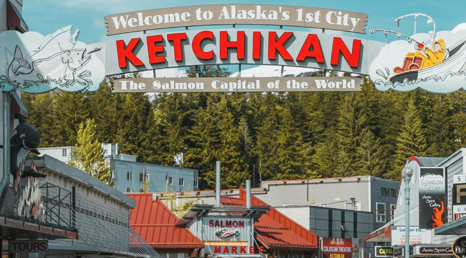Vue du centre-ville de Ketchikan en Alaska avec le panneau Welcome to Alaska's 1st City et le Salmon Market en arrière-plan