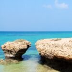 Plage rocheuse à Djibouti avec eau turquoise et formations rocheuses en bord de mer