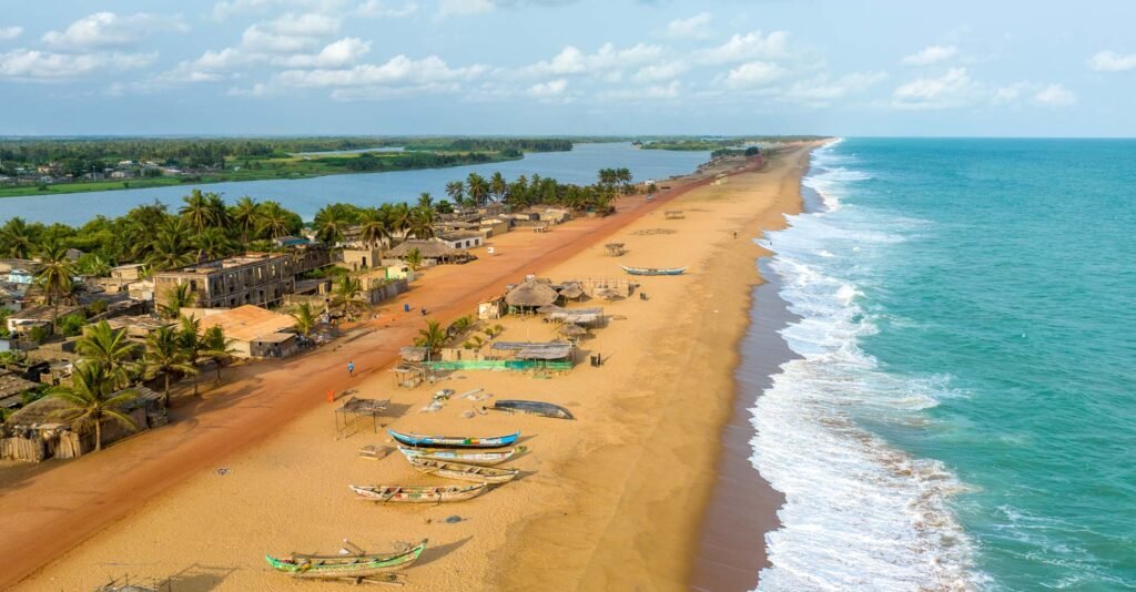 Plage de Togbin à Cotonou au Bénin, littoral atlantique et zone de plongée depuis la côte