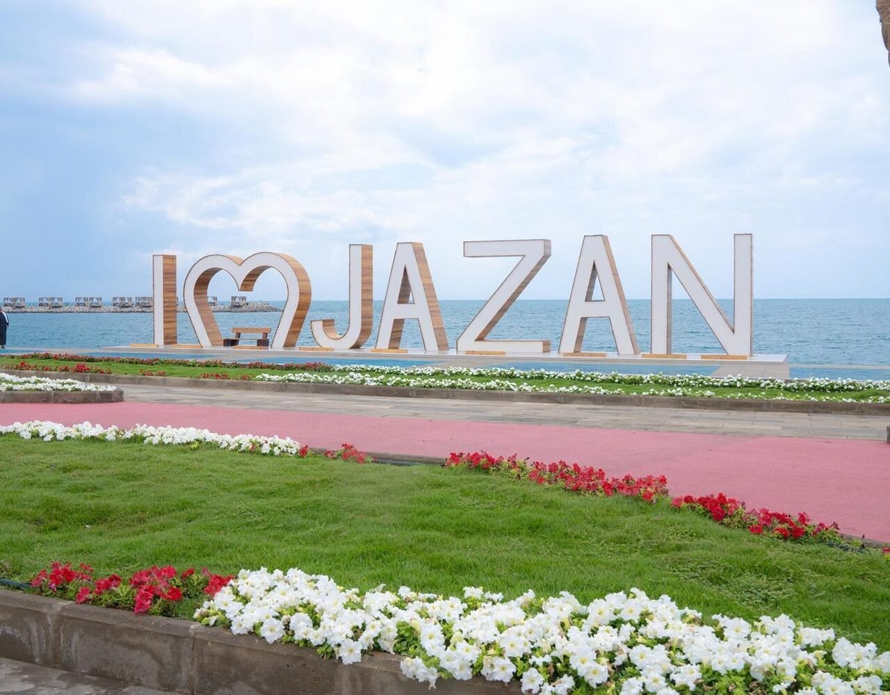 Front de mer de Jizan en Arabie saoudite avec vue sur la mer Rouge et installation I love Jazan