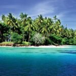 Lagon tropical et îlot couvert de palmiers à Madang en Papouasie-Nouvelle-Guinée, zone emblématique de plongée