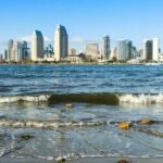 Plongée à San Diego sur la côte californienne avec skyline et océan Pacifique en arrière-plan