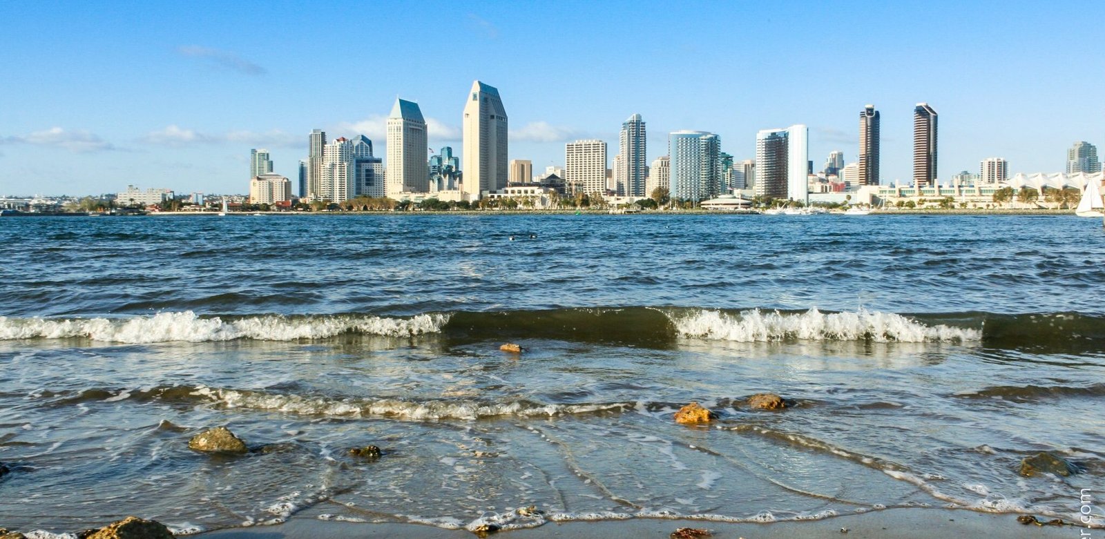Plongée à San Diego sur la côte californienne avec skyline et océan Pacifique en arrière-plan
