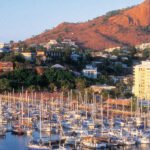 Vue du port de plaisance de Townsville avec Castle Hill en arrière-plan dans le Queensland australien