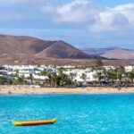 Vue de Costa Teguise à Lanzarote avec plage, eau turquoise et reliefs volcaniques