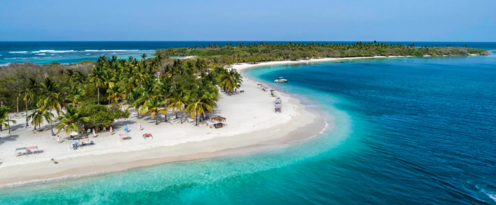 Plage de Cayo Sombrero dans le parc national Morrocoy près de Tucacas au Venezuela avec sable blanc, palmiers et lagon turquoise