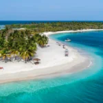 Plage de Cayo Sombrero dans le parc national Morrocoy près de Tucacas au Venezuela avec sable blanc, palmiers et lagon turquoise