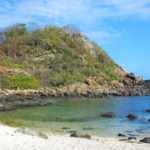 Plage sauvage à Nilaveli au Sri Lanka avec eau claire et rochers sur la côte est