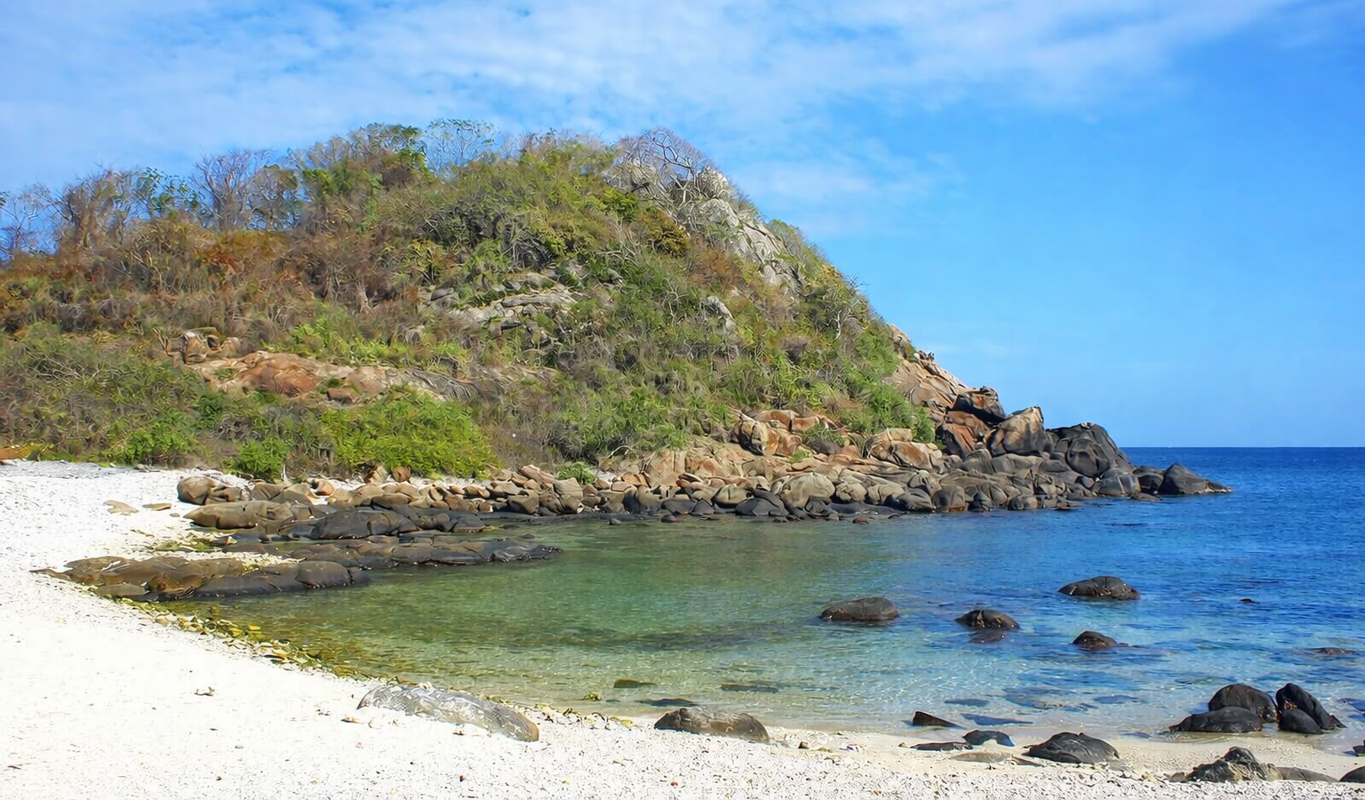 Plage sauvage à Nilaveli au Sri Lanka avec eau claire et rochers sur la côte est