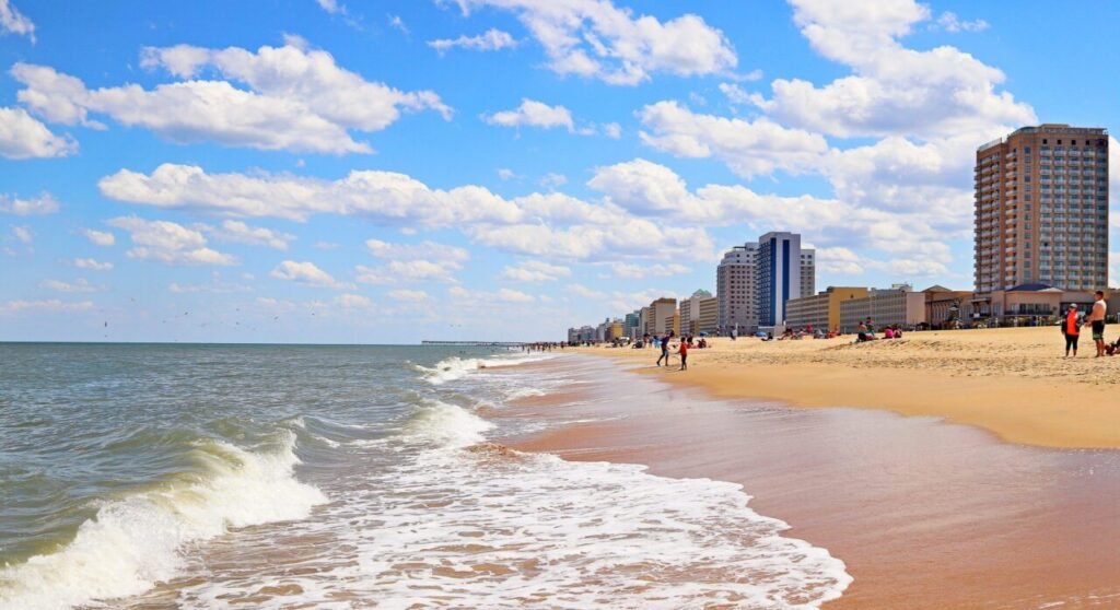 Plage de Virginia Beach avec la promenade Oceanfront et les immeubles du front de mer en Virginie, États-Unis.