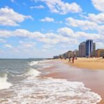 Plage de Virginia Beach avec la promenade Oceanfront et les immeubles du front de mer en Virginie, États-Unis.