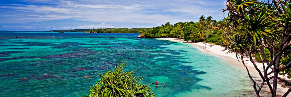 Plage et lagon turquoise à Tufi en Papouasie-Nouvelle-Guinée, destination réputée pour la plongée à Tufi et ses récifs préservés
