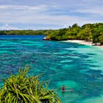 Plage et lagon turquoise à Tufi en Papouasie-Nouvelle-Guinée, destination réputée pour la plongée à Tufi et ses récifs préservés