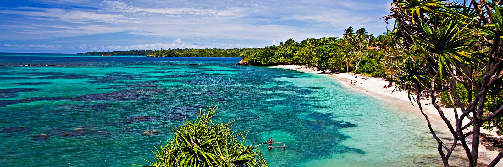 Plage et lagon turquoise à Tufi en Papouasie-Nouvelle-Guinée, destination réputée pour la plongée à Tufi et ses récifs préservés