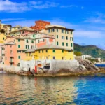 Vue du village de Boccadasse à Gênes en Ligurie, point de départ pour la plongée en Méditerranée près du parc marin de Portofino
