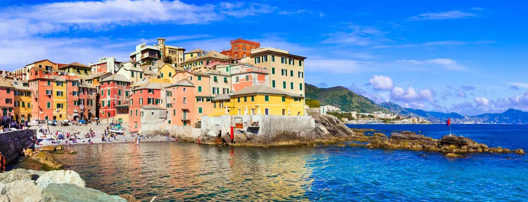 Vue du village de Boccadasse à Gênes en Ligurie, point de départ pour la plongée en Méditerranée près du parc marin de Portofino