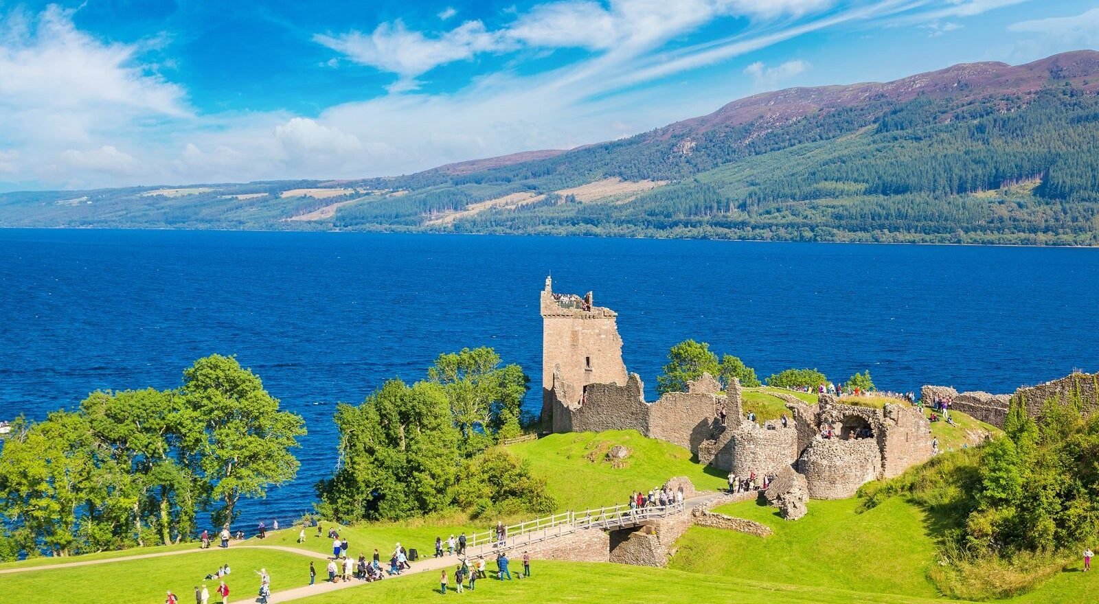 Vue du Loch Ness et des ruines du château d’Urquhart près d’Inverness en Écosse