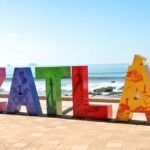 Lettres colorées Mazatlán en bord de mer sur la côte Pacifique du Mexique