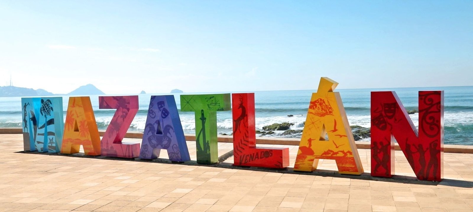 Lettres colorées Mazatlán en bord de mer sur la côte Pacifique du Mexique