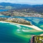 Vue aérienne de Merimbula sur la Sapphire Coast en Australie avec lagon, banc de sable et océan Pacifique turquoise