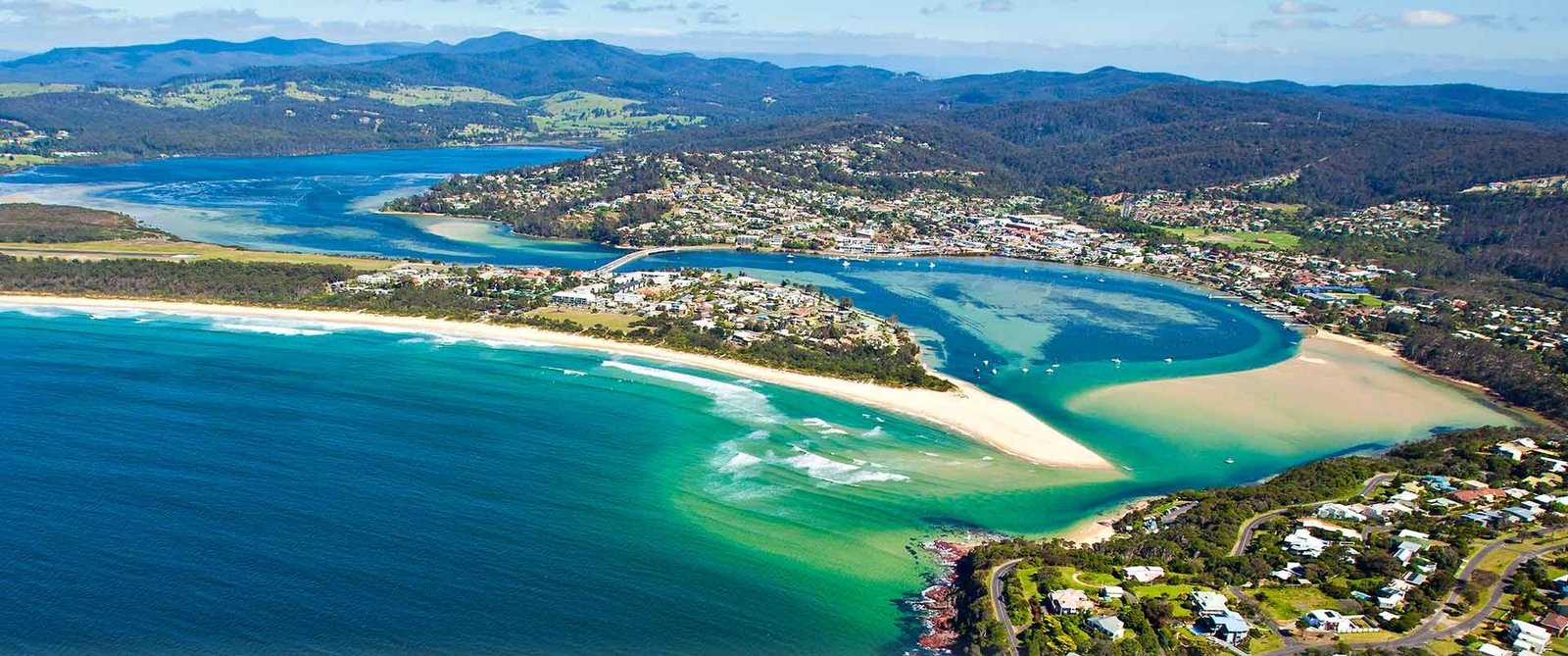 Vue aérienne de Merimbula sur la Sapphire Coast en Australie avec lagon, banc de sable et océan Pacifique turquoise