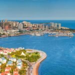 Vue aérienne de Qingdao et de sa baie sur la mer Jaune en Chine, zone côtière où se pratique la plongée à Qingdao