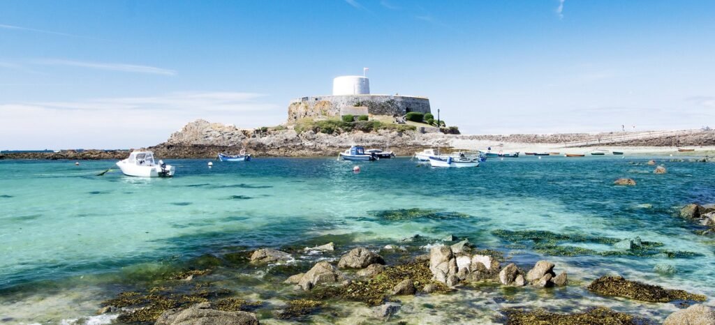 Côte rocheuse et eaux claires a saint peter port guernesey site de plongee en manche