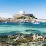 Côte rocheuse et eaux claires a saint peter port guernesey site de plongee en manche