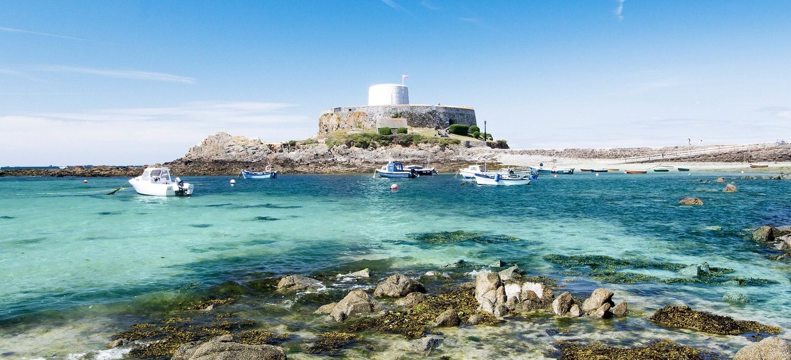 Côte rocheuse et eaux claires a saint peter port guernesey site de plongee en manche