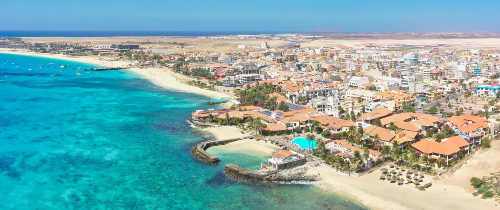 Vue aérienne de Santa Maria sur l’île de Sal au Cap Vert, destination connue pour la plongée à Santa Maria et ses sites de plongée atlantiques.